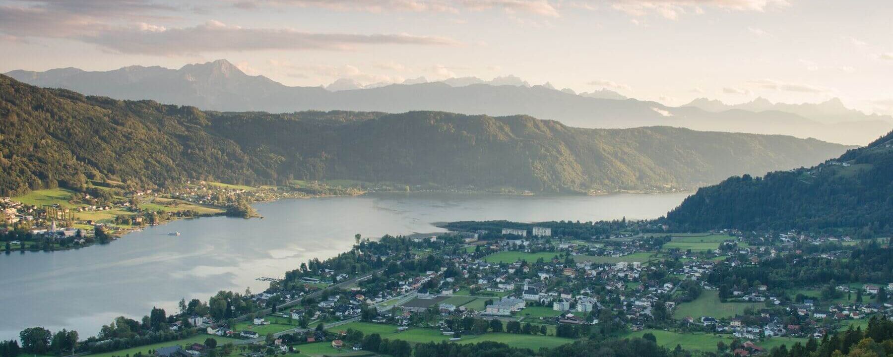 00000068585 Ossiacher See Panorama Berg und See %28C%29Region%20Villach%20Tourismus%20GmbH Oliver%20Hummelbrunner q5s9d6xs065hprk