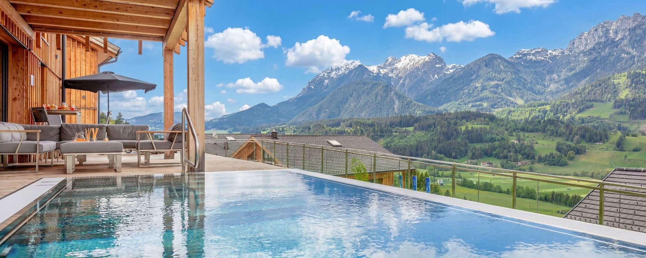 Ferienhaus mit privatem Pool und großer Terrasse mit Blick auf die Berge.