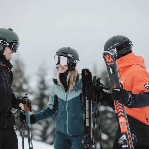 Skifahrer auf der verschneiten Piste in Kaprun vor der beeindruckenden winterlichen Bergkulisse.