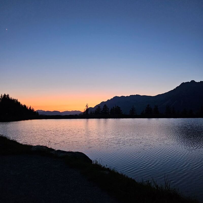 Astbergsee in Going with an early starry sky