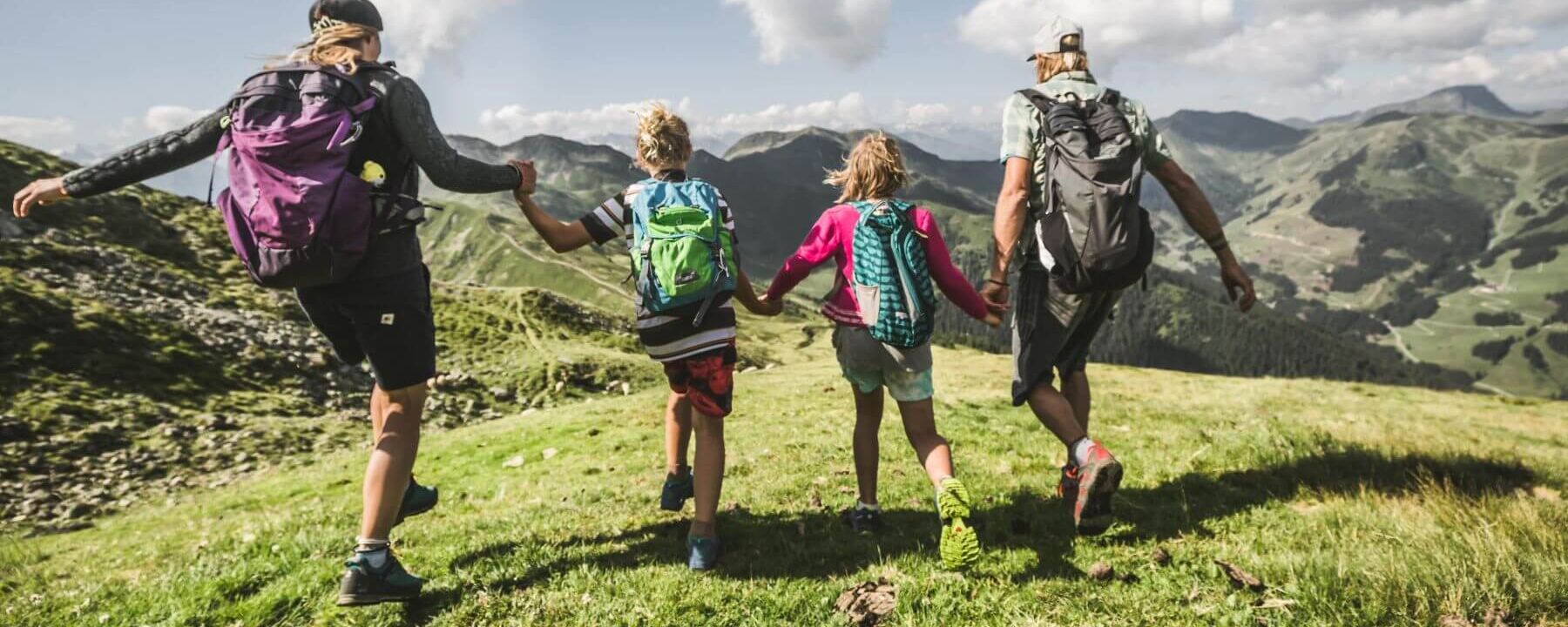 Family hiking in Saalbach Hinterglemm