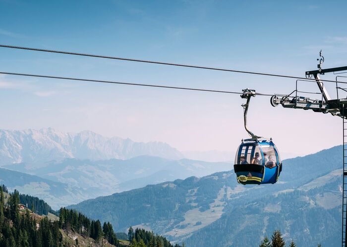 Rauriser Hochalmbahn vor dem Hochkönig Massiv.