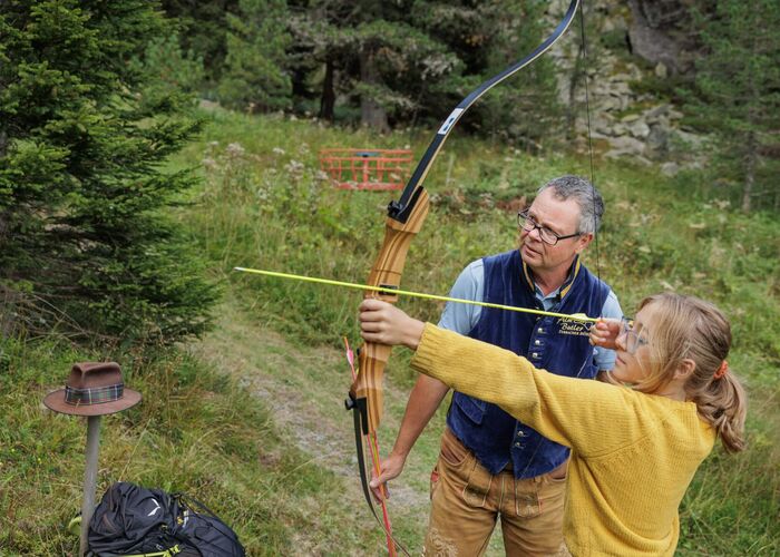 Bogenschütze beim 3D Parcours auf der Turracher Höhe in Kärnten – Freizeitaktivität inmitten alpiner Natur