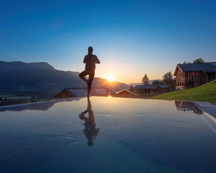 Frau beim Yoga am privaten Pool im Bergrsort Hauser Kaibling