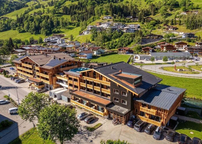 Luchtfoto van Carpe Solem Kaprun in de zomer met uitzicht op het resort en het omliggende landschap van Kaprun.