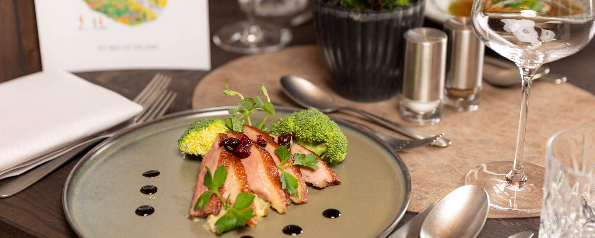 Modern gepresenteerde gerechten aan tafel bij ALPS KITCHEN Kaprun