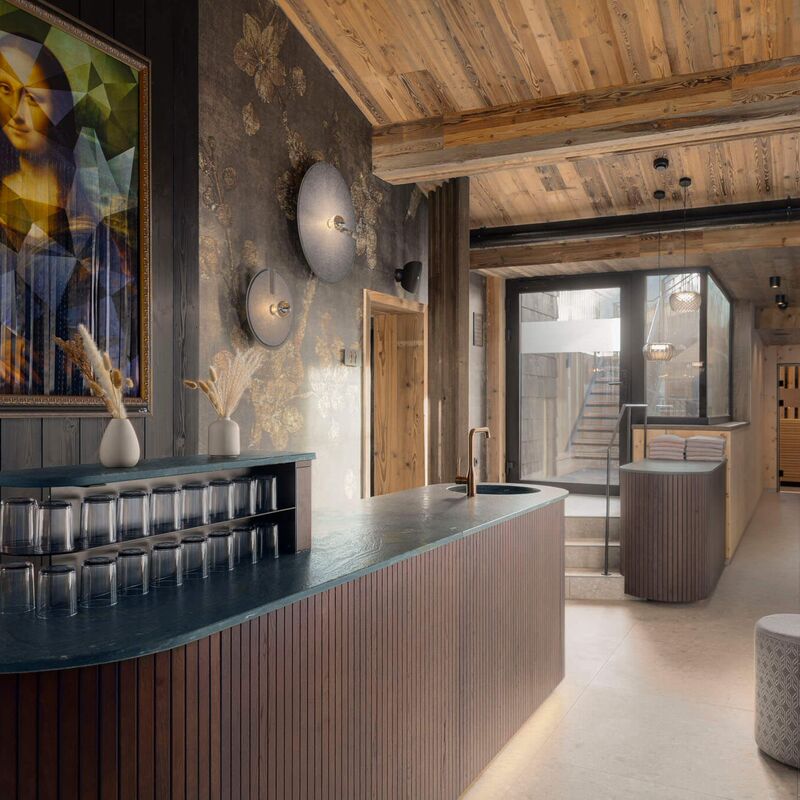 Bar with seats in the wellness area