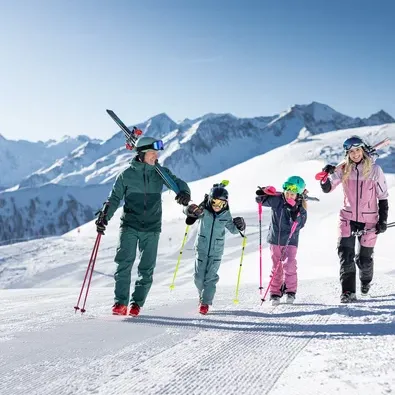 familie ski tragend c daniel breuer baenzwn4ngq8xv4