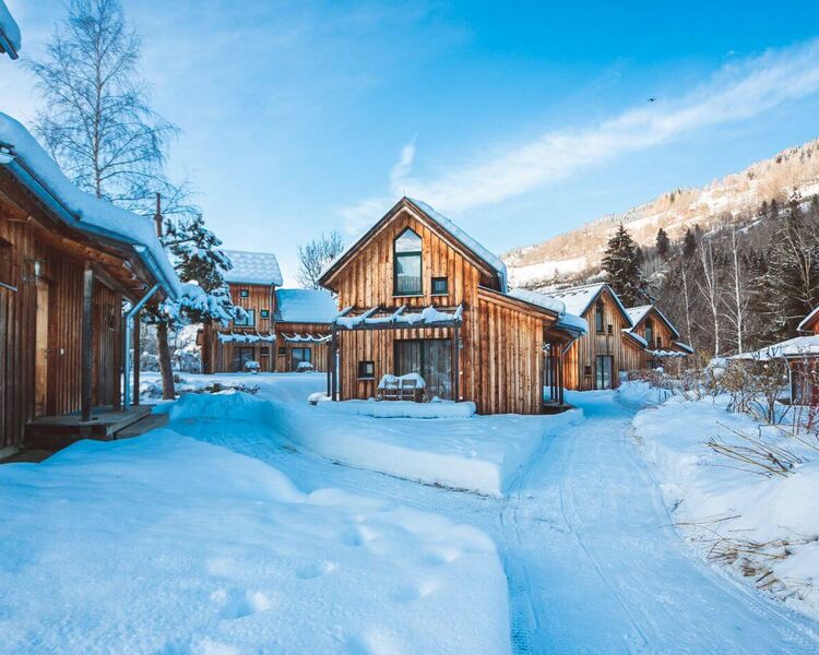 Ferienhäuser im Schnee nahe der Kreischberg Talstation
