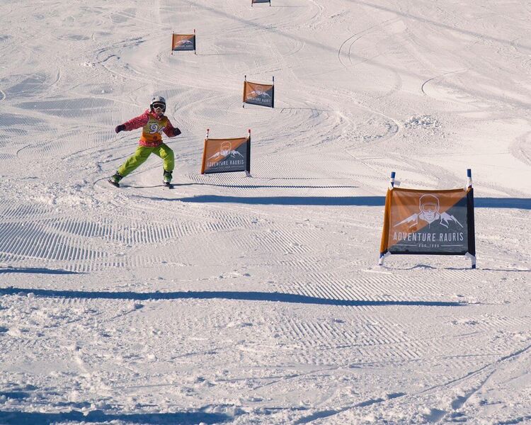 Junger Skifahrer im Zielgelände beim Kinderskirennen