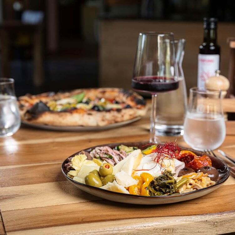 Tisch mit Antipasti im Restaurant ALPS KITCHEN in den Saalbach Suites