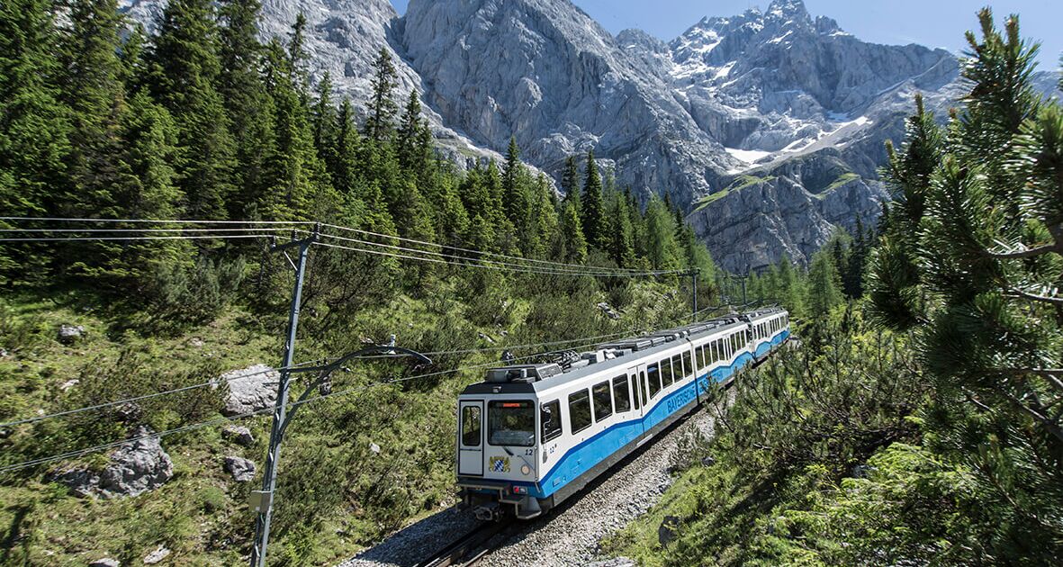 Die Zugspitz Zahnradbahn vor der Zugspitze