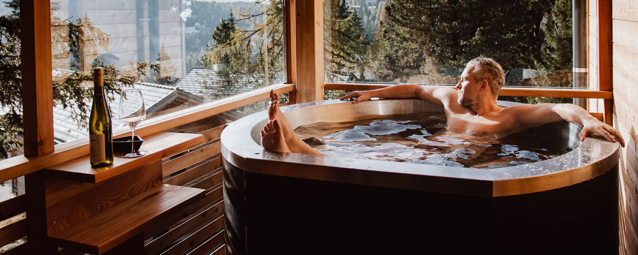 Naturchalet Turracher Höhe Mann im Whirpool(c) Markus Laubvogel