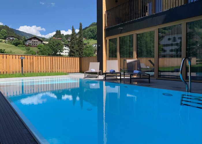 Aussenpool mit Liegefläche