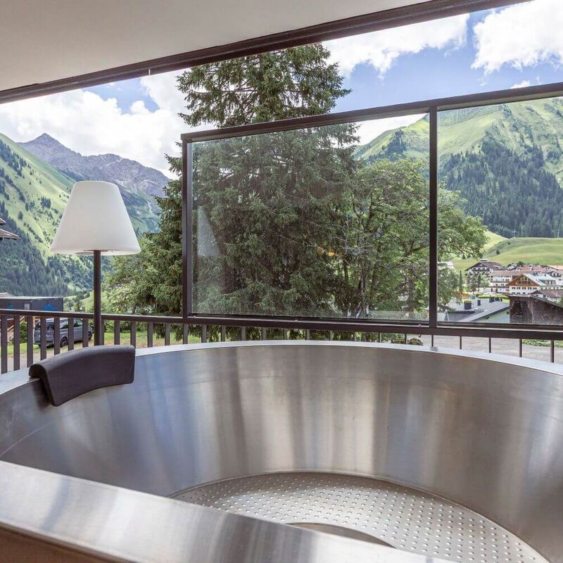 Whirlpool auf der Terrasse einer Ferienwohnung mit Blick auf die Berge