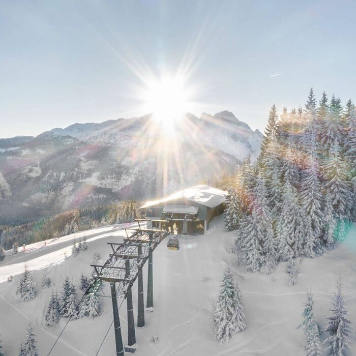 Bergstation bei der Hornbahn am Dachstein mit sonniger Landschaft