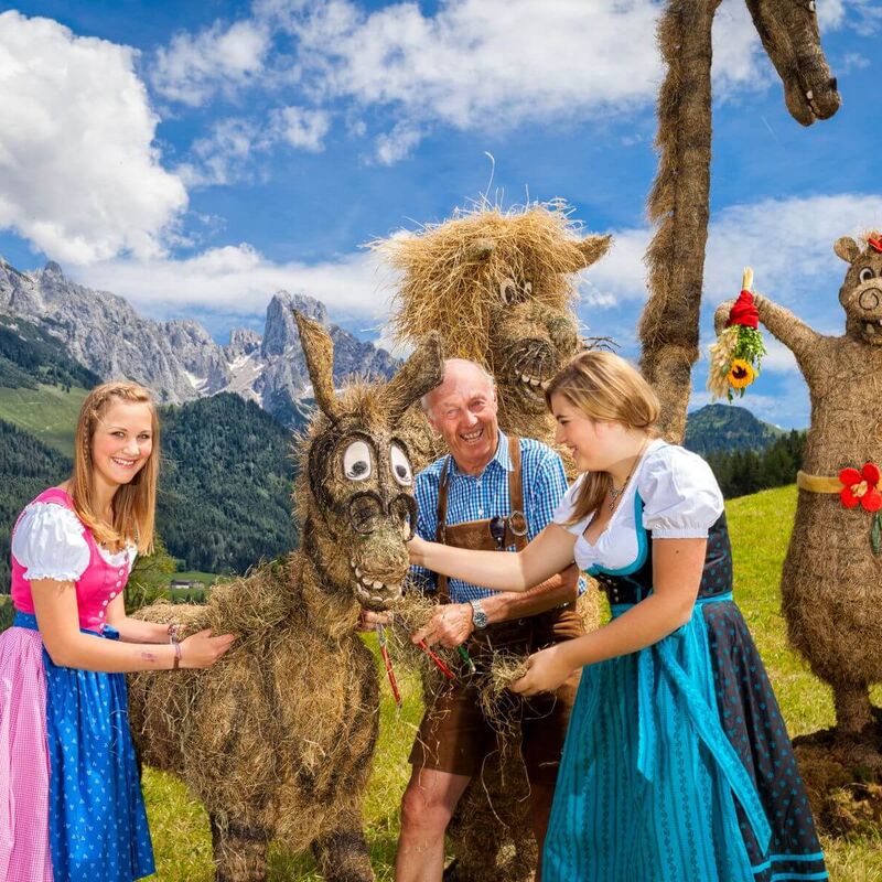 People crafting traditional hay figures in the mountains of Annaberg, Salzburger Land – Photo: TVB Annaberg (c)