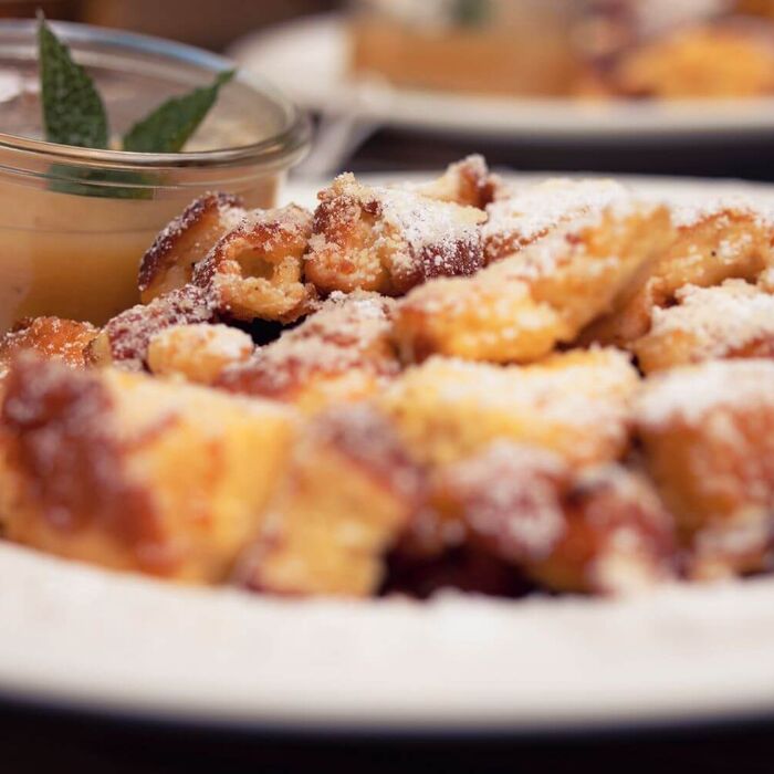 Kaiserschmarrn met appelmoes en poedersuiker