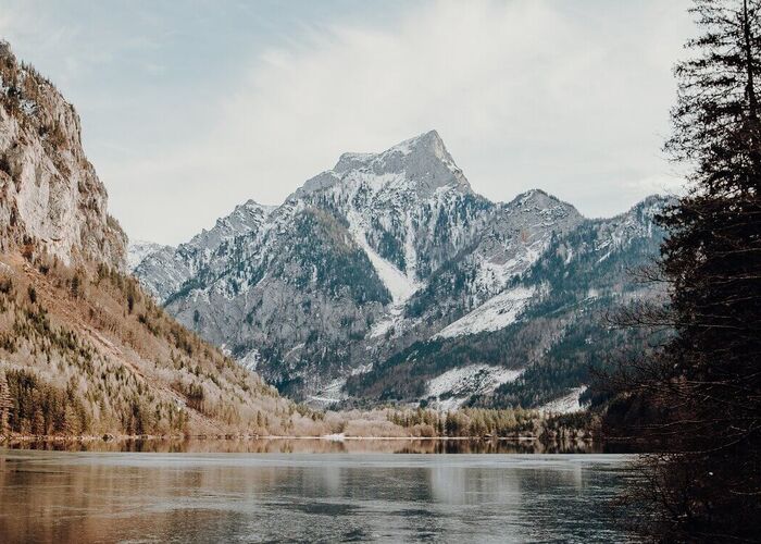 Kesselstatt Leopoldsteinsee met uitzicht op de bergen