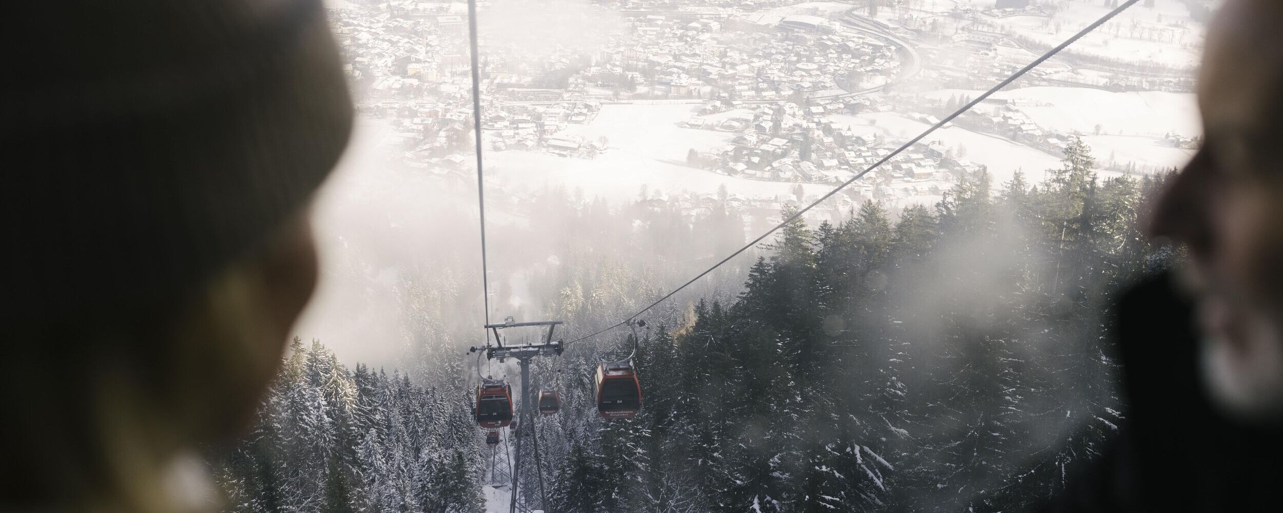 lifestyle kitzbuehel hahnenkamm winter gondel emotion paerchen c kitzbuehel tourismus min qz2t9qj88t0gbhp