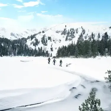 Sneeuwschoenwandeling met blauwe lucht en de bergen op de achtergrond
