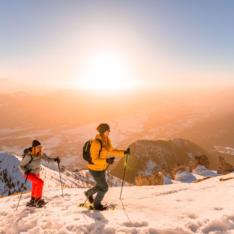 Schneeschuhwanderer unterwegs am Dobratsch mit winterlichem Bergpanorama.