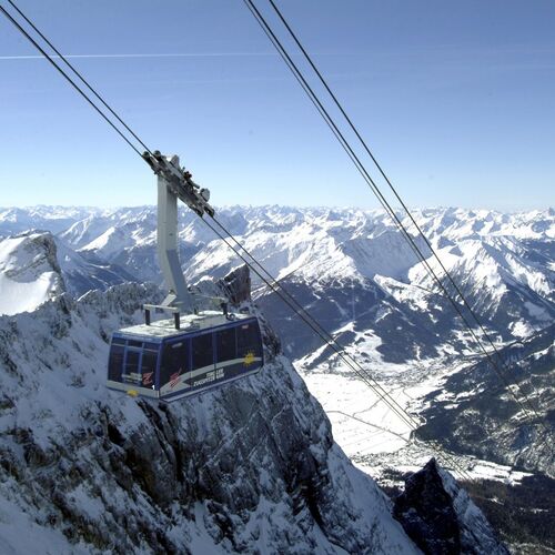 Tiroler Zugspitze vor atemberaubender Bergkulisse