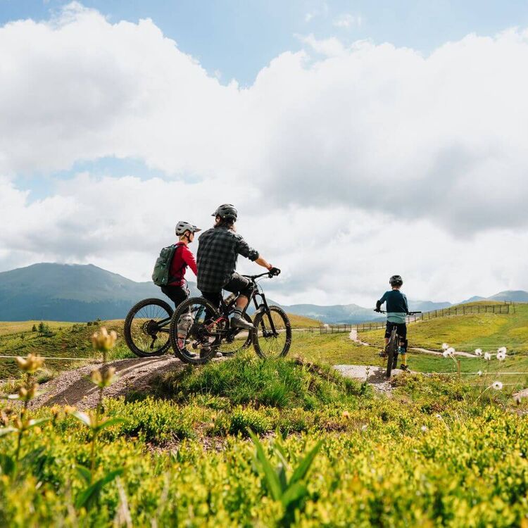 Familie am Turracher Höhe Flow Trail mit Pumps und Wellen (c) Daniele Ebner