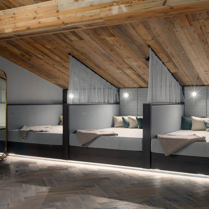 Separate relaxation areas with cozy cushions and blankets