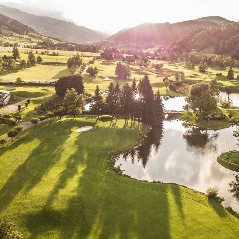 Uitzicht op de prachtig aangelegde Schladming Dachstein Golf Club met zijn waterhindernissen