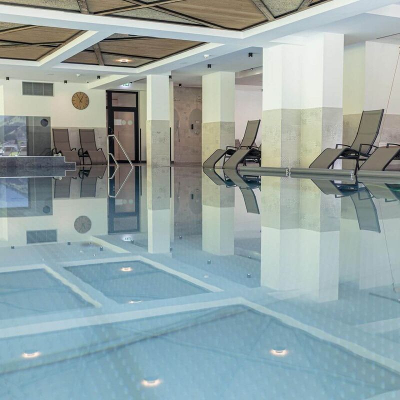 Indoor Pool in einem Aparthotel