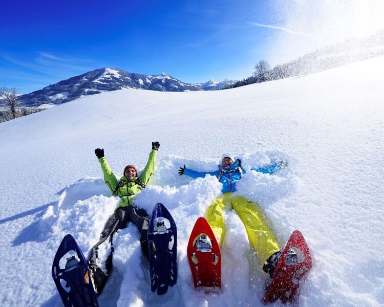 Spaß beim Schneeschuhwanderung in den Kitzbüheler Alpen.