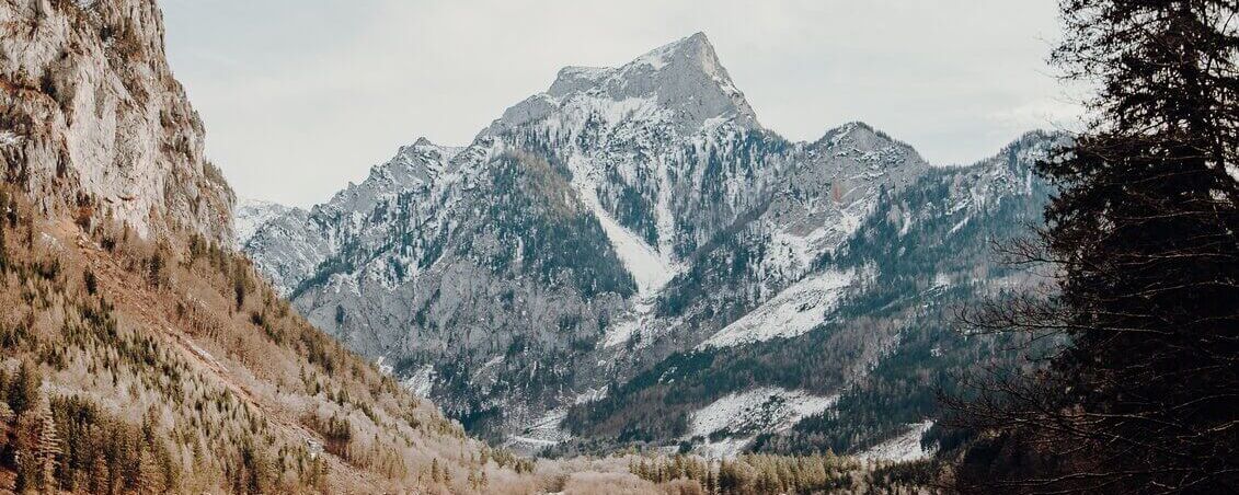 Kesselstatt Leopoldsteinsee with a view of the mountains