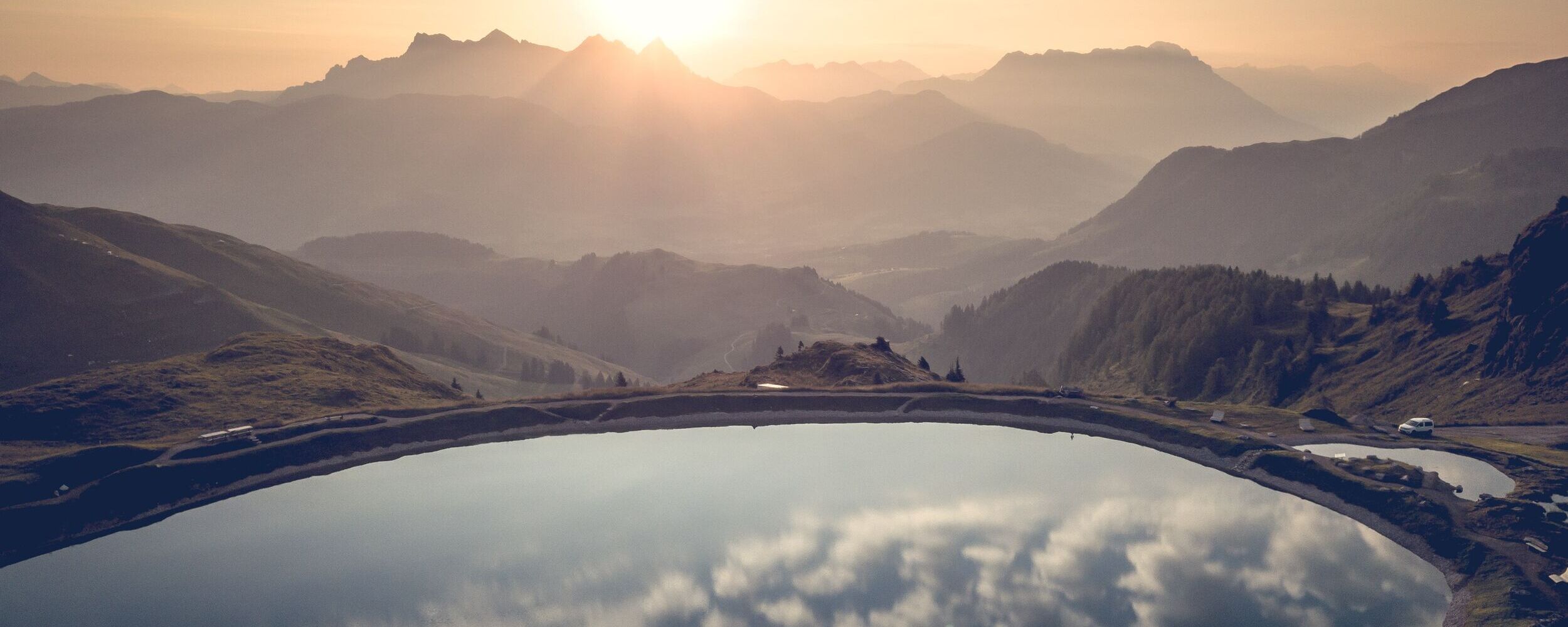 landschaft panorama hornkoepfel sommer speichersee sonnenaufgang c kitzbuehel tourismus min hwv1dw8tjk9yze8