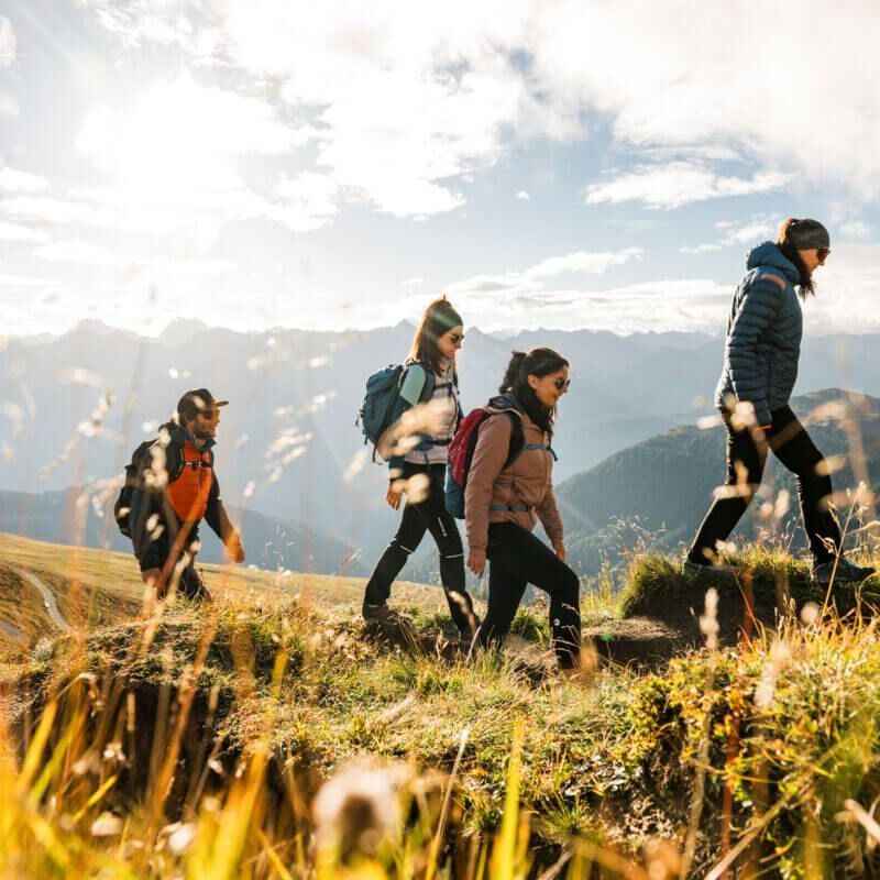 Freundesgruppe beim Höhenwandern in Serfaus-Fiss-Ladis