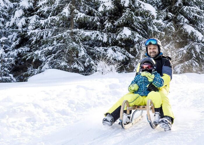 Familie beim Rodeln auf der Grebenzen im Naturpark Zirbitzkogel Grebenzen