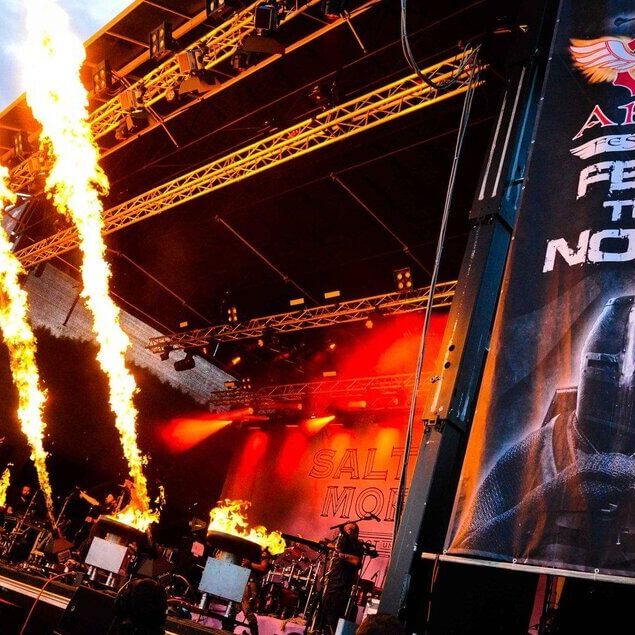 Podium en publiek tijdens Area 53 Festival in Leoben met rock  en metalsfeer