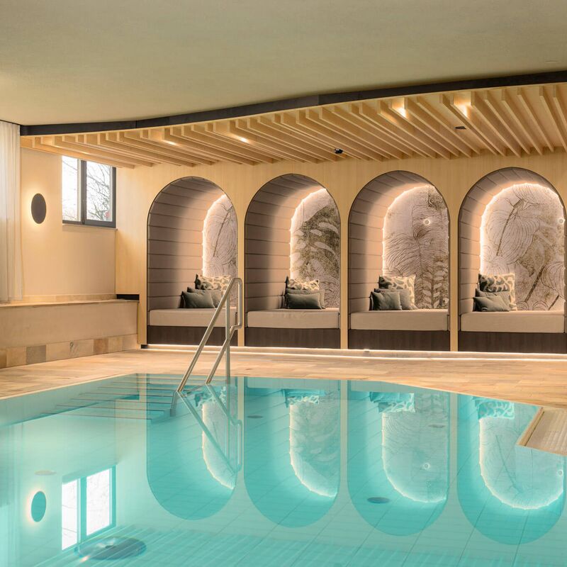 Zwembad met veel plezier en rust in de achtergrond