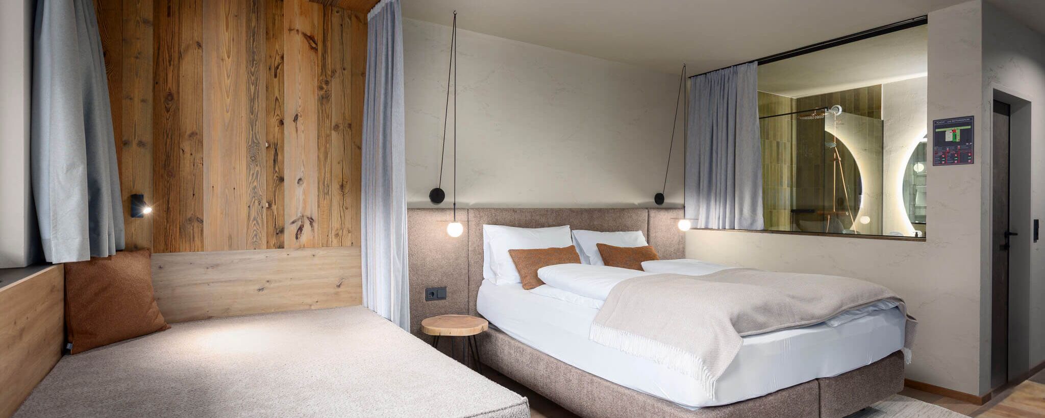 Slaapbank met tweepersoonsbed en uitzicht op de badkamer.