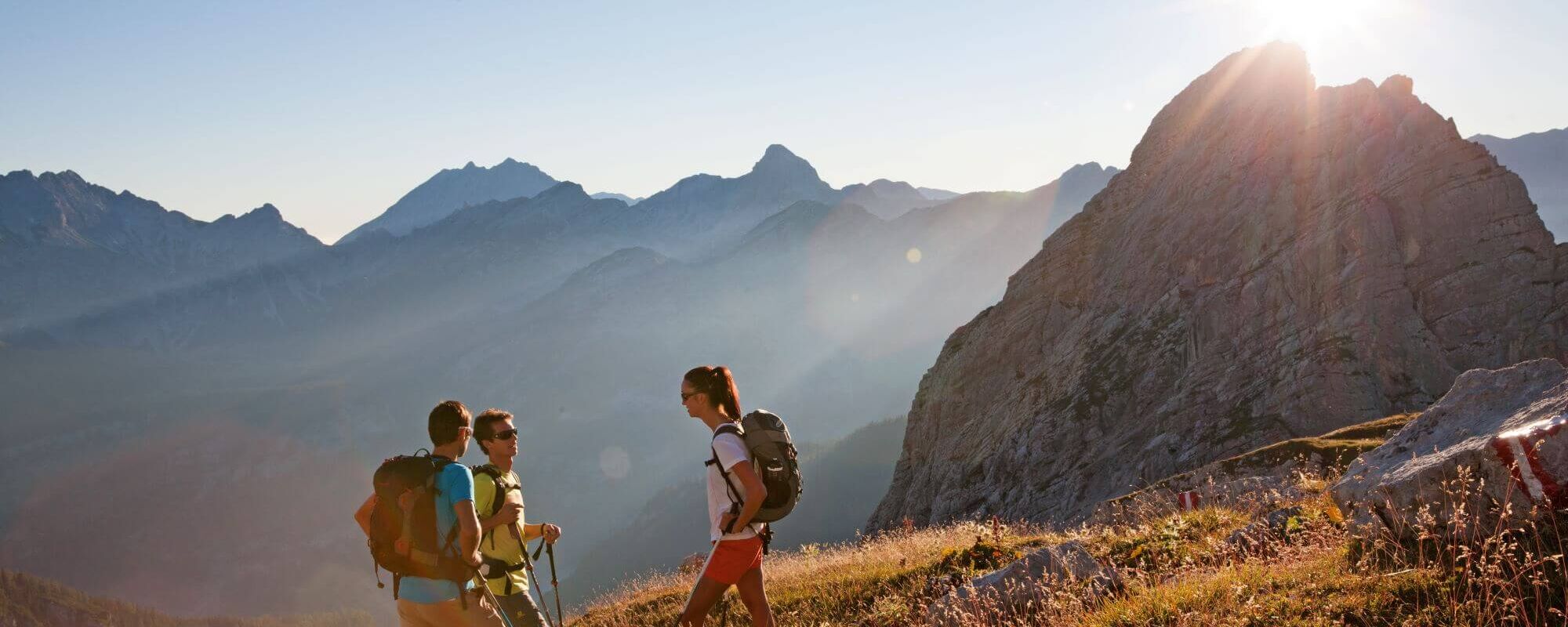 Freunde bei der Herbstwanderung in den Salzburger Bergen