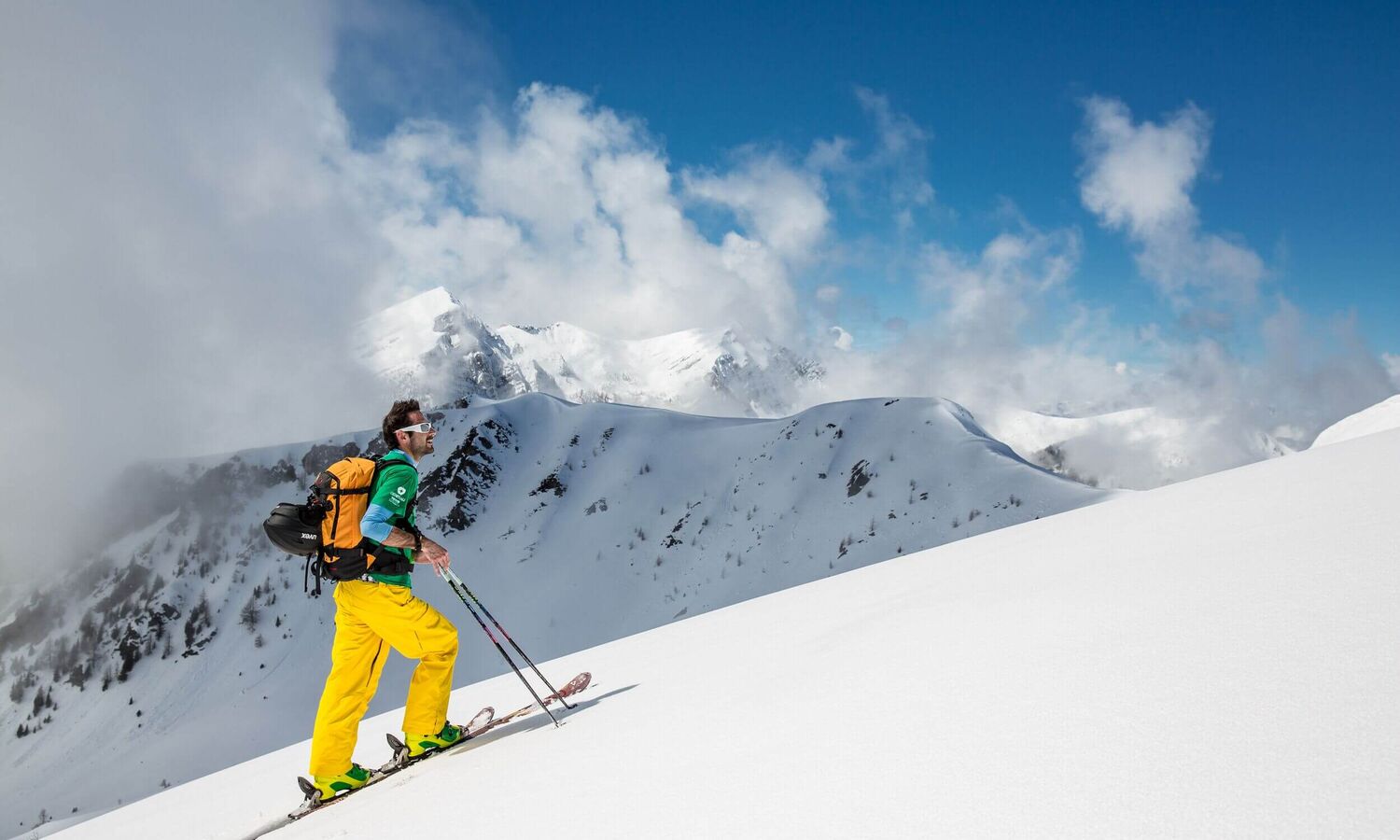 Skitourengeher genießen den sonnigen Wintertag am Goldeck mit Blick auf die Kärntner Bergwelt