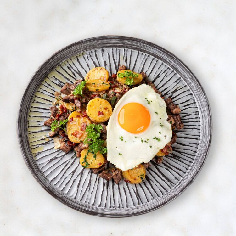 Teller mit Tiroler Gröstl und Spiegelei