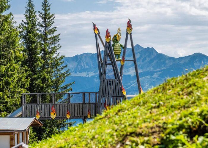 Een enorme klimstructuur voor kinderen met Schmidolin, de vuurspuwende drakenmascotte van de Schmittenhöhe.