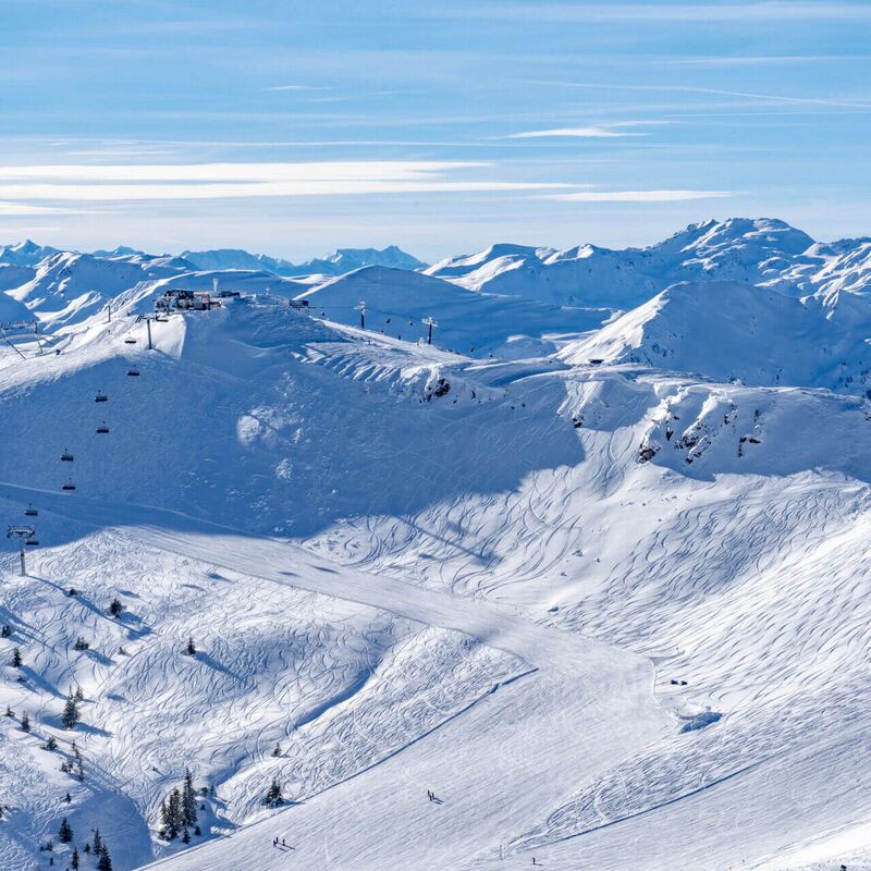 Winterlandschaft mit Pisten und Sesselliften im Skigebiet Kitzbühel-Hahnenkamm