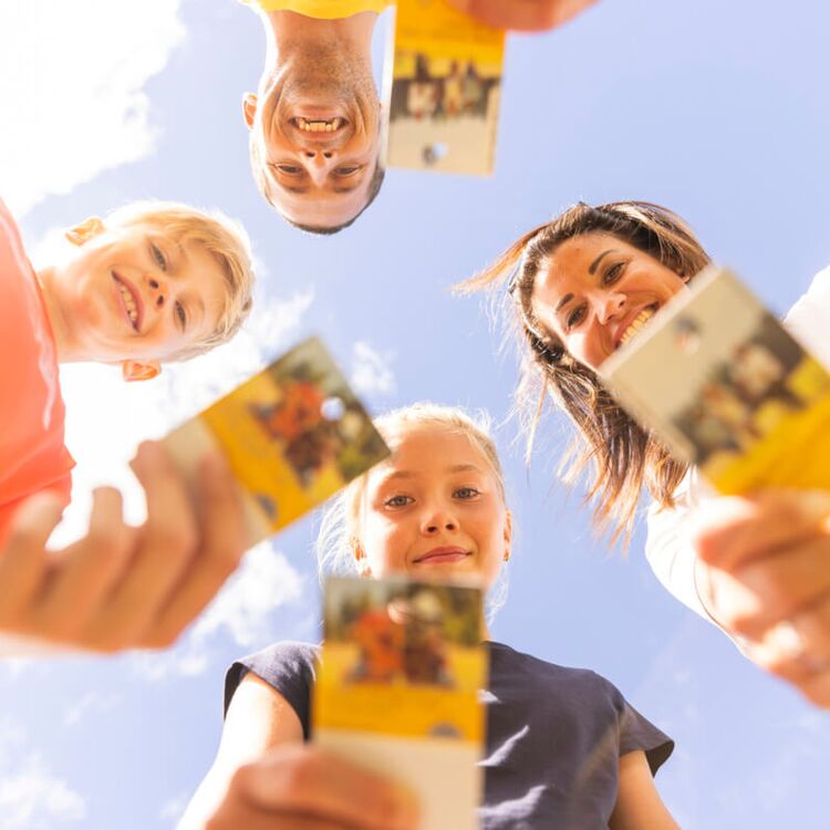 Familie hält die Super.Sommer.Card in die Kamera