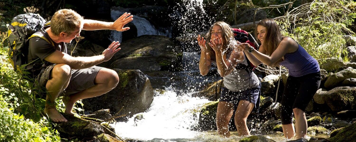 Wandelaar langs de Grünbach in een idyllisch natuurlandschap in Steiermark, Oostenrijk.