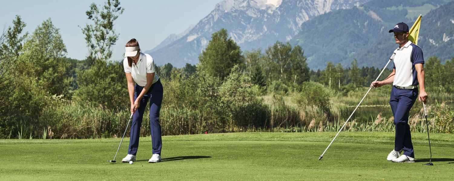 Golfplatz in der Region Schladming Dachstein mit gepflegten Greens und Fairways vor der steirischen Bergkulisse.