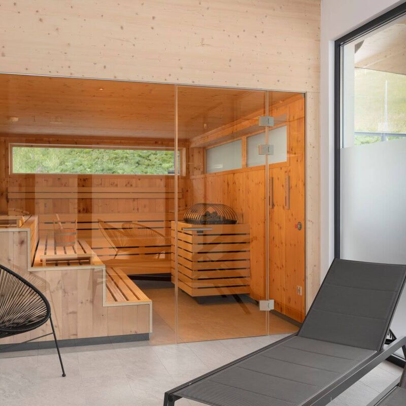 Sauna und Ruheraum mit Blick ins Grüne
