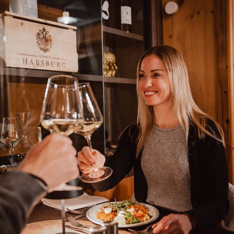 Restaurant im Carpe Solem Kaprun mit einladendem Essbereich und hochwertig gestaltetem Interieur.