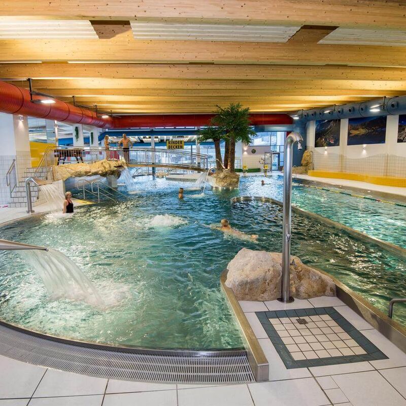 Dachstein	Innenpool im Erlebnisbad Schladming mit Wasserattraktionen und Badegästen
